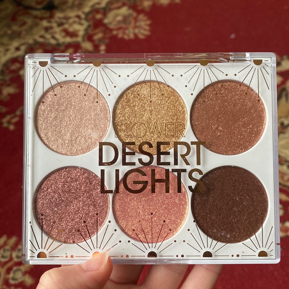 Flower beauty shadow and blush palette in Dessert Lights